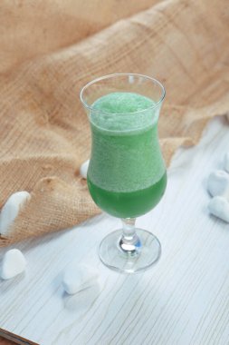 Lokantadaki masada alkol kokteyli.