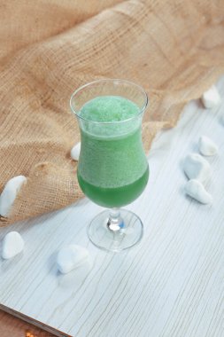 Lokantadaki masada alkol kokteyli.