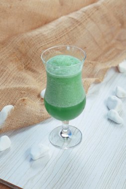 Lokantadaki masada alkol kokteyli.