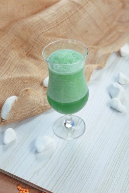 Lokantadaki masada alkol kokteyli.