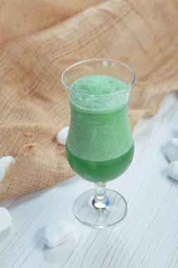 Lokantadaki masada alkol kokteyli.