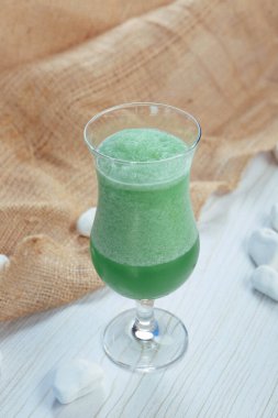 Lokantadaki masada alkol kokteyli.