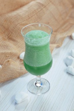 Lokantadaki masada alkol kokteyli.