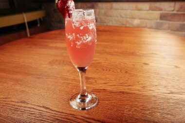 Lokantadaki masada alkol kokteyli.