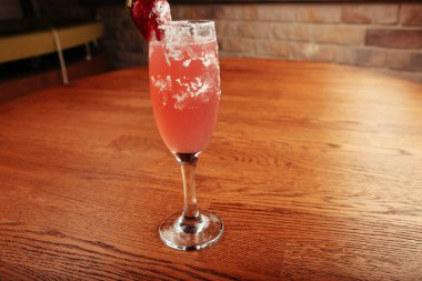 Lokantadaki masada alkol kokteyli.