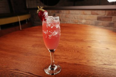 Lokantadaki masada alkol kokteyli.