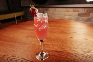 Lokantadaki masada alkol kokteyli.