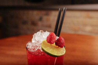 Lokantadaki masada alkol kokteyli.