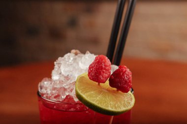 Lokantadaki masada alkol kokteyli.