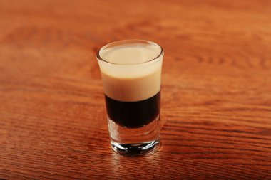 Lokantadaki masada alkol kokteyli.