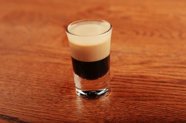 Lokantadaki masada alkol kokteyli.