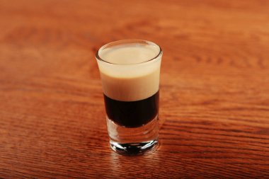 Lokantadaki masada alkol kokteyli.