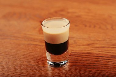 Lokantadaki masada alkol kokteyli.