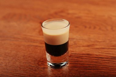 Lokantadaki masada alkol kokteyli.