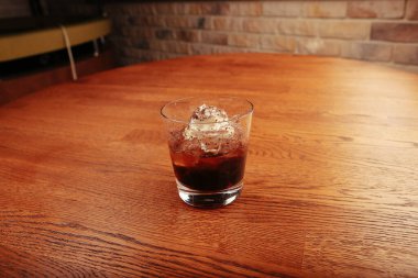 Lokantadaki masada alkol kokteyli.