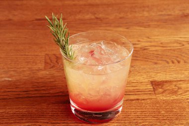 Lokantadaki masada alkol kokteyli.