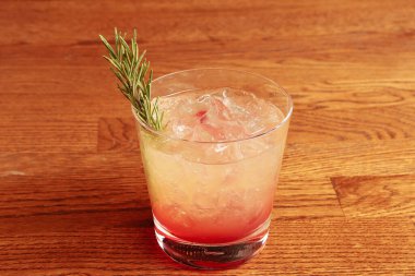 Lokantadaki masada alkol kokteyli.