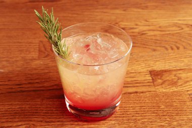 Lokantadaki masada alkol kokteyli.