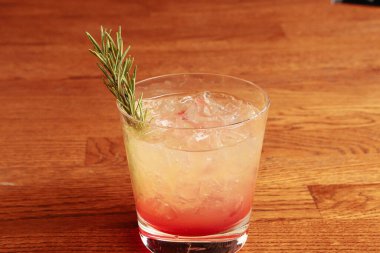 Lokantadaki masada alkol kokteyli.