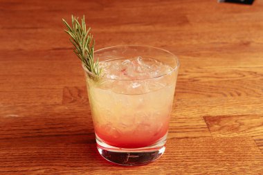 Lokantadaki masada alkol kokteyli.