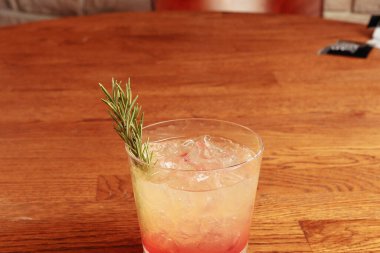 Lokantadaki masada alkol kokteyli.