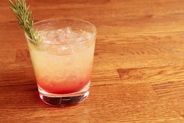 Lokantadaki masada alkol kokteyli.