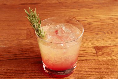 Lokantadaki masada alkol kokteyli.