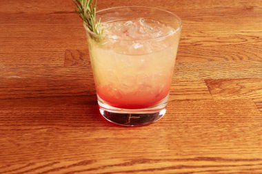 Lokantadaki masada alkol kokteyli.