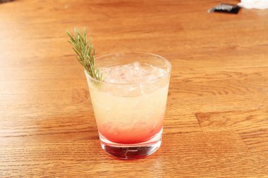 Lokantadaki masada alkol kokteyli.