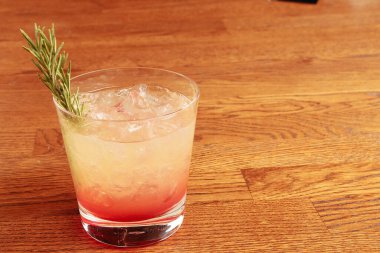 Lokantadaki masada alkol kokteyli.