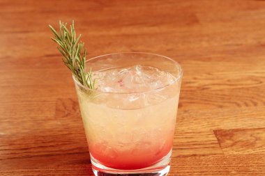 Lokantadaki masada alkol kokteyli.