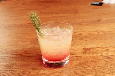 Lokantadaki masada alkol kokteyli.