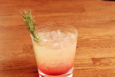 Lokantadaki masada alkol kokteyli.