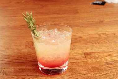 Lokantadaki masada alkol kokteyli.