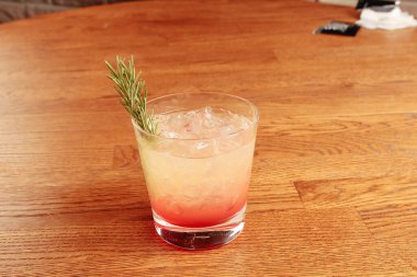 Lokantadaki masada alkol kokteyli.