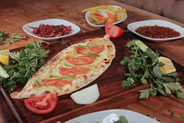 Geleneksel Türkçe fırında pide. Türk pizzası, Orta Doğu aperatifleri. Türk mutfağı. Et ile doldurulmuş çam