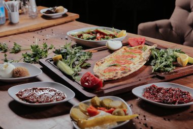 Geleneksel Türkçe fırında pide. Türk pizzası, Orta Doğu aperatifleri. Türk mutfağı. Et ile doldurulmuş çam