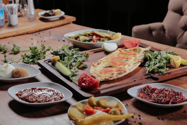 Geleneksel Türkçe fırında pide. Türk pizzası, Orta Doğu aperatifleri. Türk mutfağı. Et ile doldurulmuş çam