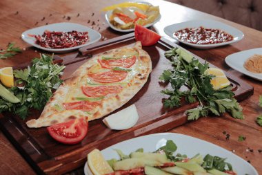 Geleneksel Türkçe fırında pide. Türk pizzası, Orta Doğu aperatifleri. Türk mutfağı. Et ile doldurulmuş çam
