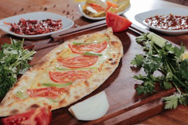 Geleneksel Türkçe fırında pide. Türk pizzası, Orta Doğu aperatifleri. Türk mutfağı. Et ile doldurulmuş çam