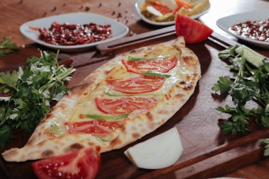 Geleneksel Türkçe fırında pide. Türk pizzası, Orta Doğu aperatifleri. Türk mutfağı. Et ile doldurulmuş çam