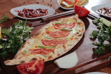 Geleneksel Türkçe fırında pide. Türk pizzası, Orta Doğu aperatifleri. Türk mutfağı. Et ile doldurulmuş çam