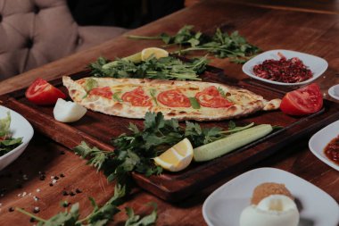 Geleneksel Türkçe fırında pide. Türk pizzası, Orta Doğu aperatifleri. Türk mutfağı. Et ile doldurulmuş çam