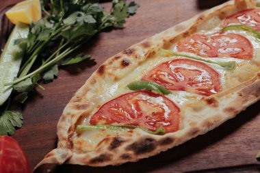 Geleneksel Türkçe fırında pide. Türk pizzası, Orta Doğu aperatifleri. Türk mutfağı. Et ile doldurulmuş çam