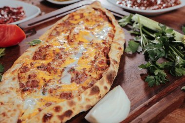 Geleneksel Türkçe fırında pide. Türk pizzası, Orta Doğu aperatifleri. Türk mutfağı. Et ile doldurulmuş çam