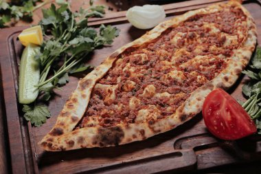 Geleneksel Türkçe fırında pide. Türk pizzası, Orta Doğu aperatifleri. Türk mutfağı. Et ile doldurulmuş çam