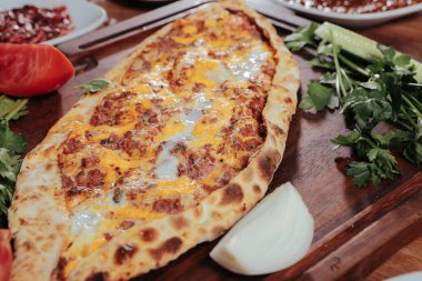 Geleneksel Türkçe fırında pide. Türk pizzası, Orta Doğu aperatifleri. Türk mutfağı. Et ile doldurulmuş çam