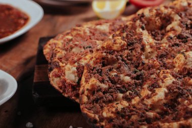Geleneksel Türkçe fırında pide. Türk pizzası, Orta Doğu aperatifleri. Türk mutfağı. Et ile doldurulmuş çam