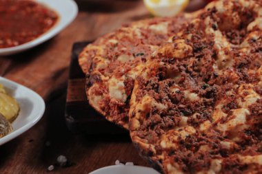 Geleneksel Türkçe fırında pide. Türk pizzası, Orta Doğu aperatifleri. Türk mutfağı. Et ile doldurulmuş çam