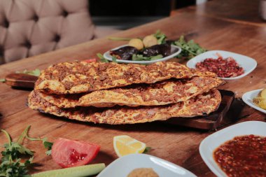 Geleneksel Türkçe fırında pide. Türk pizzası, Orta Doğu aperatifleri. Türk mutfağı. Et ile doldurulmuş çam